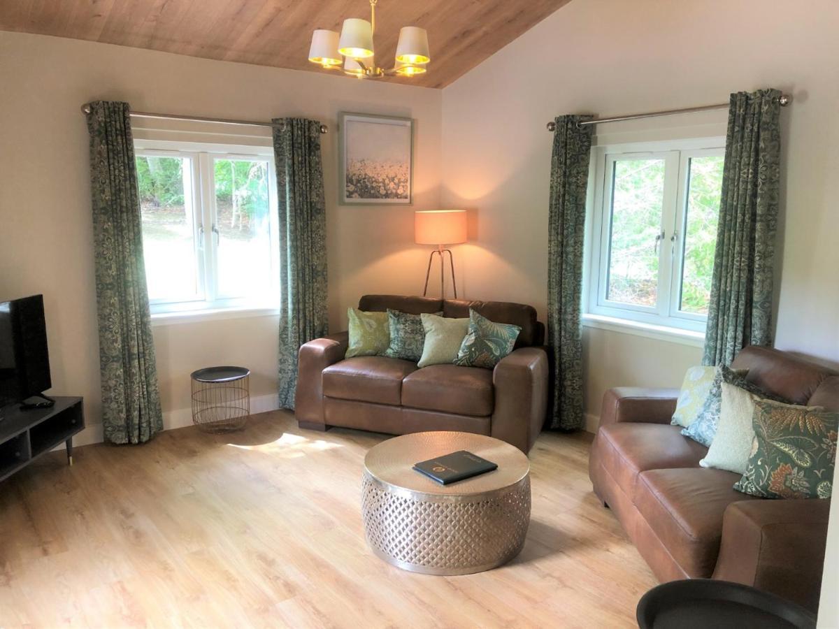 Breckland Lodge 2 With Hot Tub Belladrum Exterior foto
